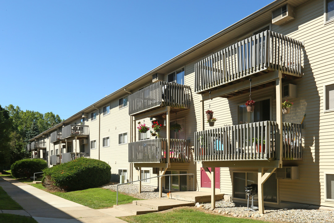 Westbay Club Apartments in Jackson, MI - Building Photo