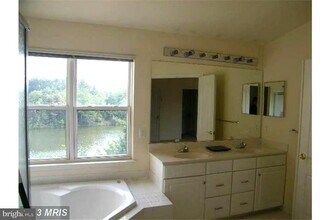 21505 Trowbridge Square in Ashburn, VA - Building Photo - Building Photo