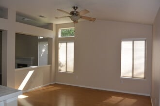 5433 W La Vida Ct in Visalia, CA - Foto de edificio - Building Photo