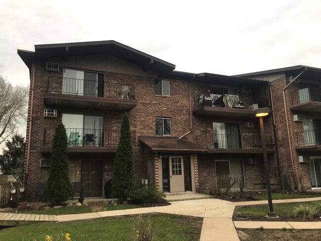 2512 Waterbury Dr, Unit 701 in Woodridge, IL - Foto de edificio - Building Photo
