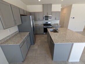 7711 Moore Crk Ln in North Las Vegas, NV - Building Photo - Building Photo