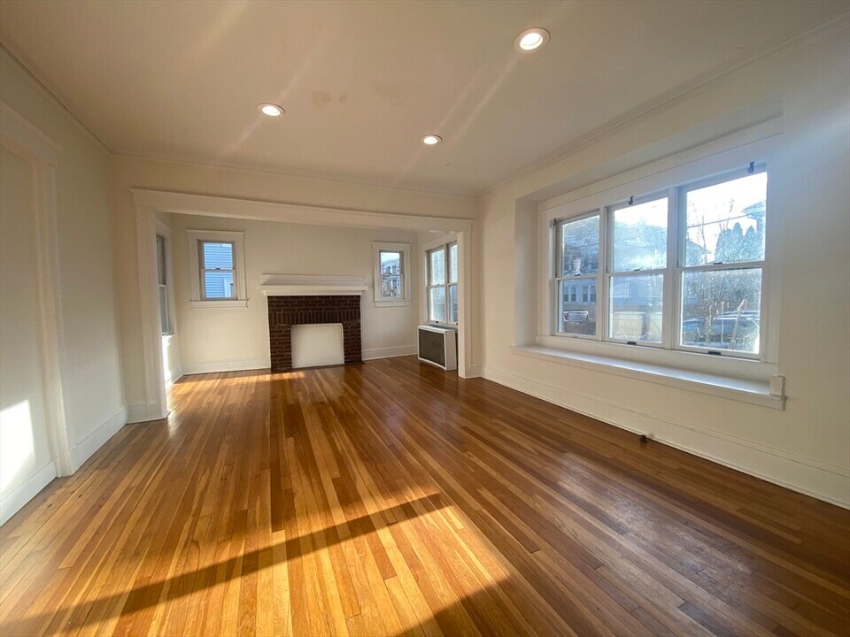33 Claymoss Rd, Unit #1 in Boston, MA - Foto de edificio