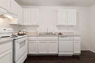 Aventine Court Apartment Homes in Corona, CA - Building Photo - Interior Photo