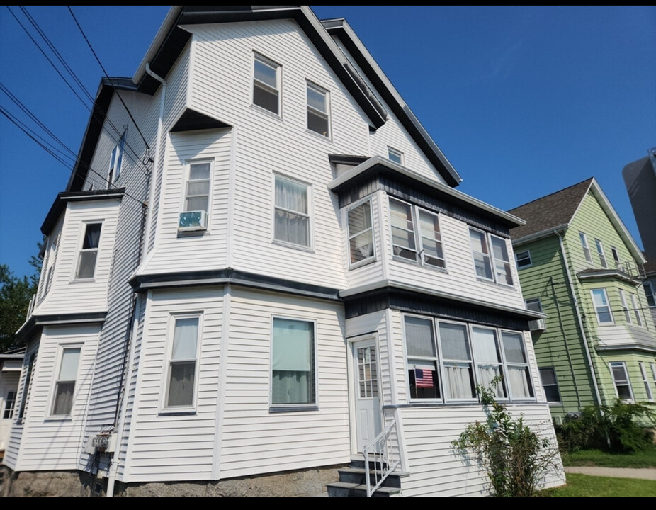 175 Eastern Ave, Unit Fall River First Floor in Fall River, MA - Foto de edificio