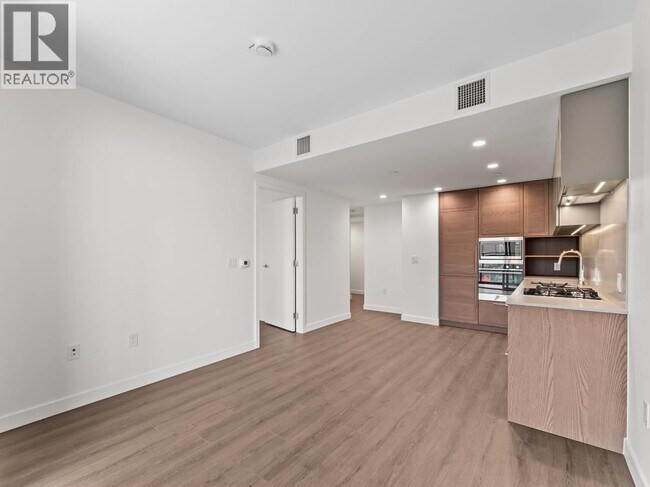 5685 Halley Ave in Burnaby, BC - Building Photo - Building Photo