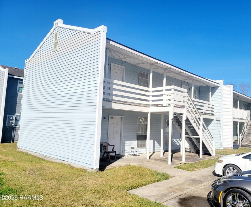103 Brutus Dr in Youngsville, LA - Building Photo