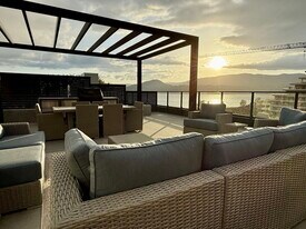 3389 Lakeshore Rd in Kelowna, BC - Building Photo