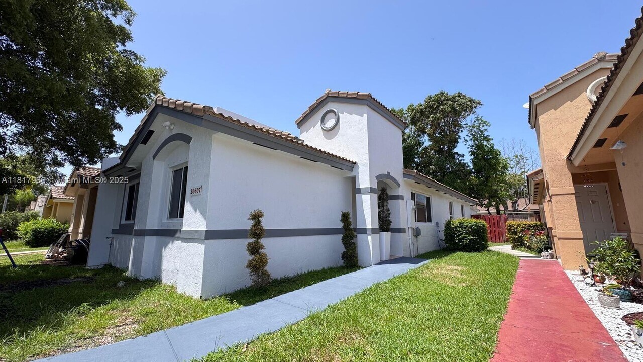 20607 SW 93rd Ave in Cutler Bay, FL - Building Photo