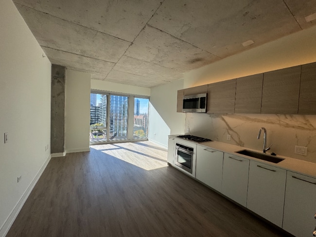 167 N Desplaines St in Chicago, IL - Foto de edificio - Building Photo