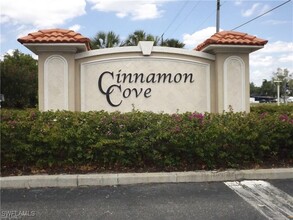 11500 Caravel Cir in Ft. Myers, FL - Foto de edificio - Building Photo