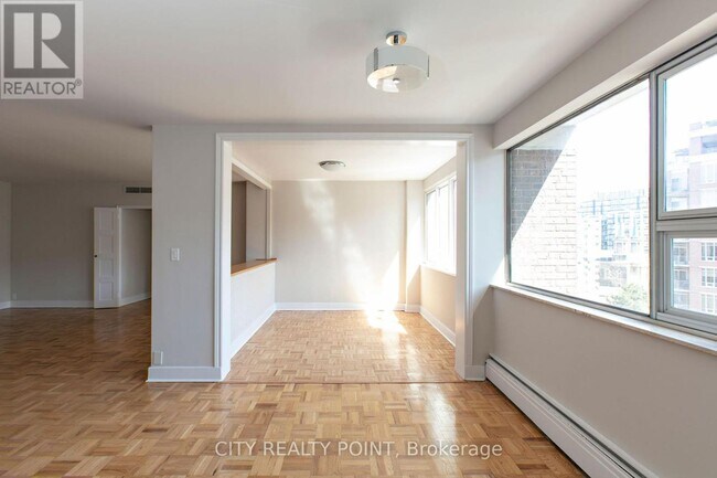 9-309 Deer Park Crescent in Toronto, ON - Building Photo - Building Photo