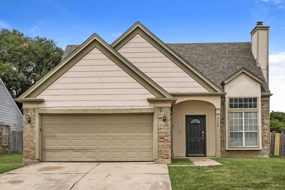 2500 Coldstream Dr in Fort Worth, TX - Building Photo