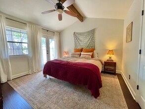 7018 Crosswood Dr in Austin, TX - Foto de edificio - Building Photo