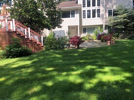 21 Polly Pl, Unit apartment in Huntington, NY - Building Photo