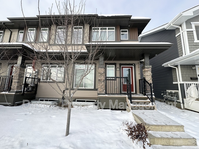 4068 Chappelle Green SW in Edmonton, AB - Building Photo