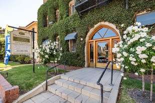 611 S Cloverdale Ave in Los Angeles, CA - Building Photo