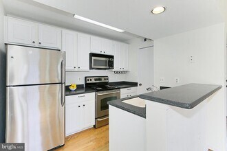 12162 Penderview Ln-Unit -1633 in Fairfax, VA - Building Photo - Building Photo