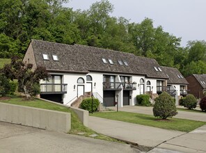 240-333 Grouse Dr in Elizabeth, PA - Building Photo - Building Photo