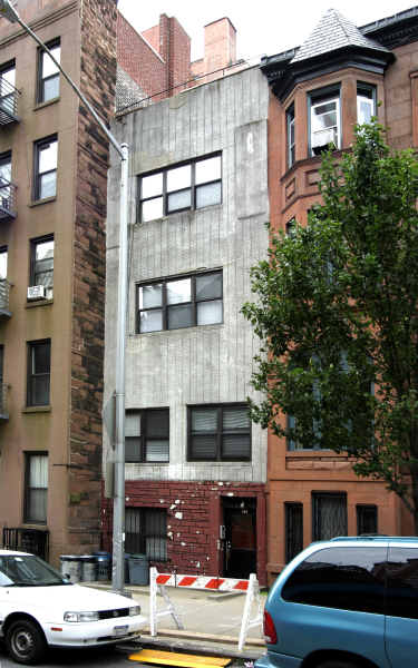 28 W 105th St in New York, NY - Building Photo