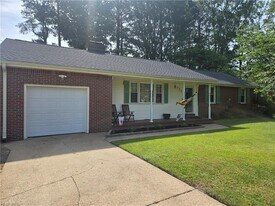 605 Hillwell Rd in Chesapeake, VA - Building Photo