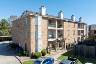 Raveneaux Forest Condominiums in Houston, TX - Building Photo - Building Photo