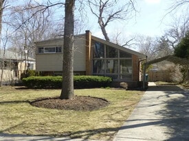 1261 Cavell Ave in Highland Park, IL - Building Photo