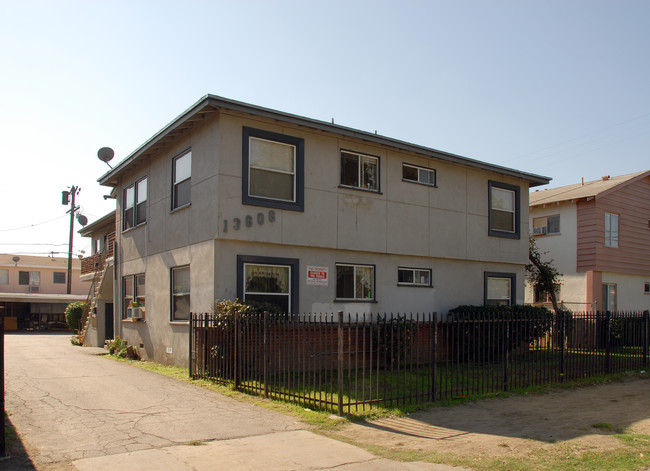 13606 Wyandotte St in Van Nuys, CA - Building Photo - Building Photo