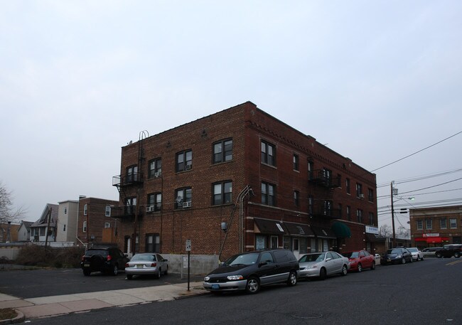 554 Valley Brook Ave in Lyndhurst, NJ - Building Photo - Building Photo