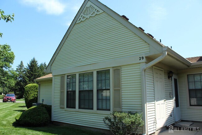 29 Wycoff Way E in East Brunswick, NJ - Building Photo - Building Photo