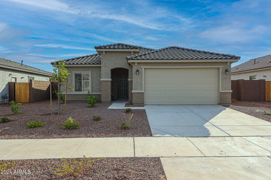 17690 W Encinas Ln in Goodyear, AZ - Foto de edificio