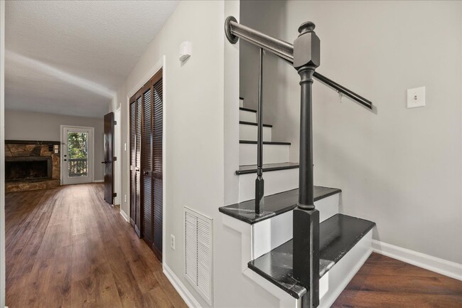 5508 Kaplan Dr, Unit B in Raleigh, NC - Foto de edificio - Building Photo