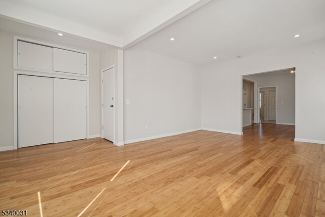 403 Abington Ave-Unit -2 in Bloomfield, NJ - Building Photo - Building Photo