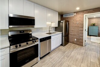 University Arms Apartments in Tucson, AZ - Building Photo - Building Photo