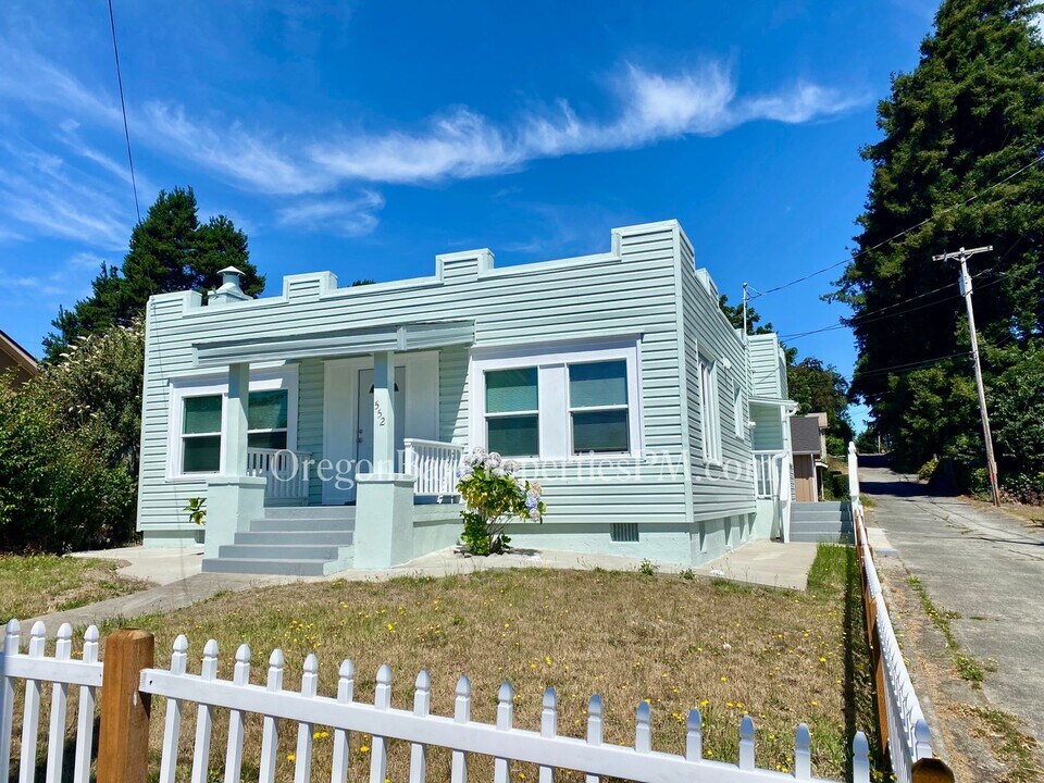 552 Johnson Ave in Coos Bay, OR - Building Photo
