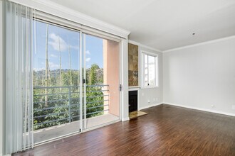Hollywood Place in Los Angeles, CA - Building Photo - Building Photo