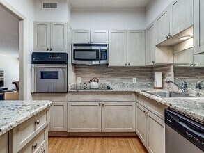 3701 Turtle Creek Blvd, Unit 66 in Dallas, TX - Building Photo - Building Photo