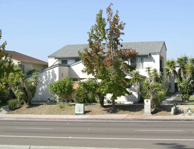 8768 Mira Mesa Blvd in San Diego, CA - Building Photo - Building Photo