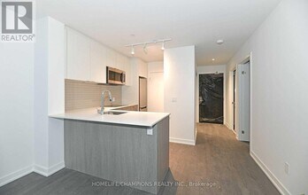 2112 Lake Shore Blvd W in Toronto, ON - Building Photo - Building Photo