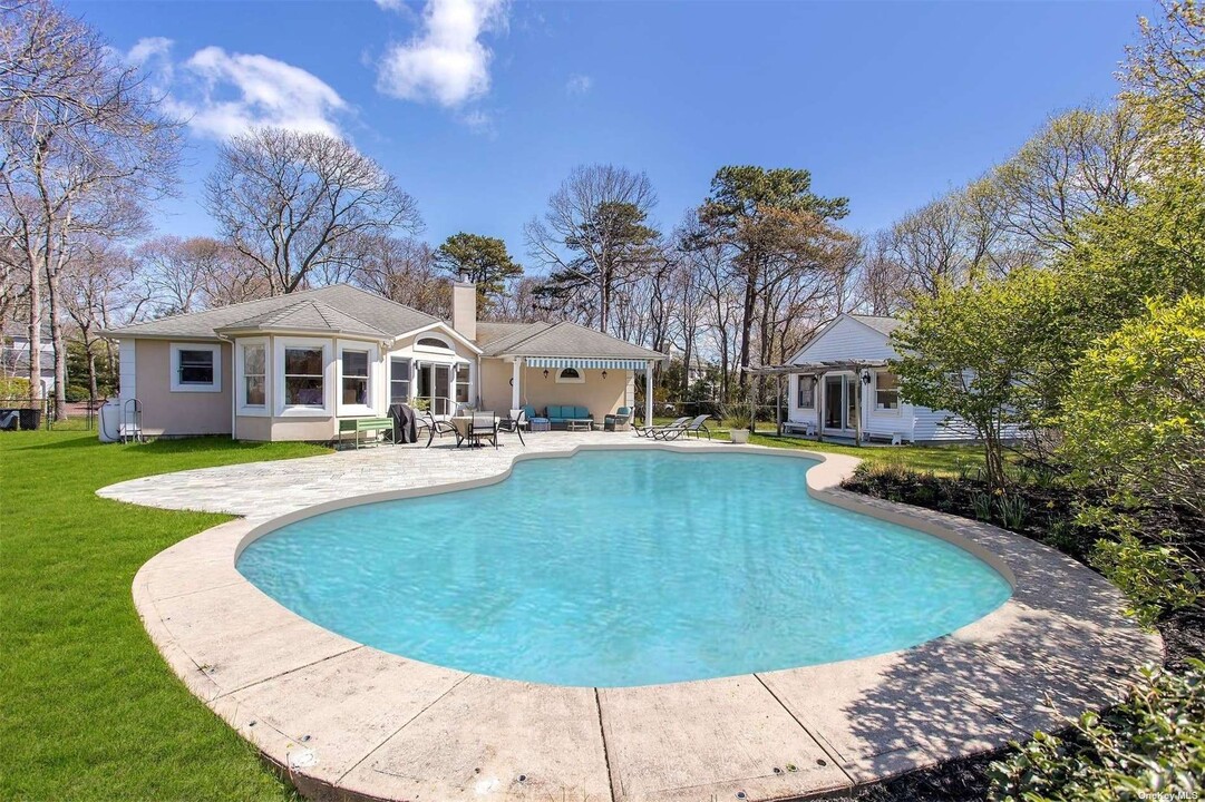 8 Country Ln in Hampton Bays, NY - Foto de edificio