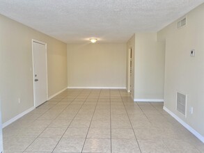 405 Executive Center Dr in West Palm Beach, FL - Building Photo - Building Photo