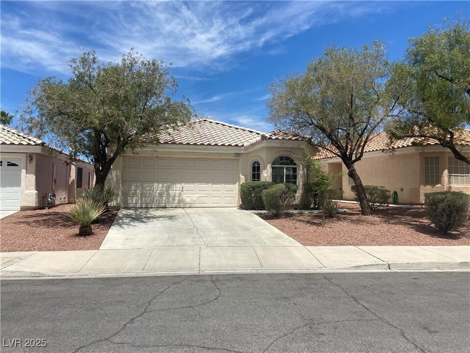 2312 Cut Bank Trail in Henderson, NV - Building Photo