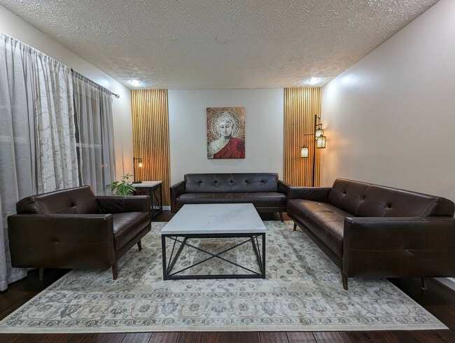 1332 Colony Dr