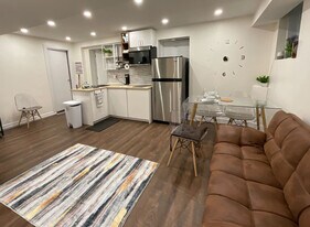 2582 Chem. Bedford in Montréal, QC - Building Photo