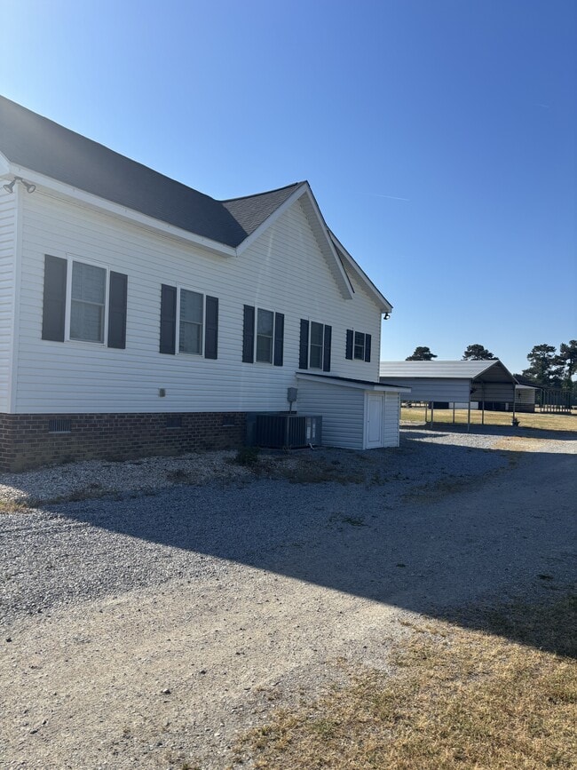 5018 Bryant Pond Rd in Dunn, NC - Building Photo - Building Photo