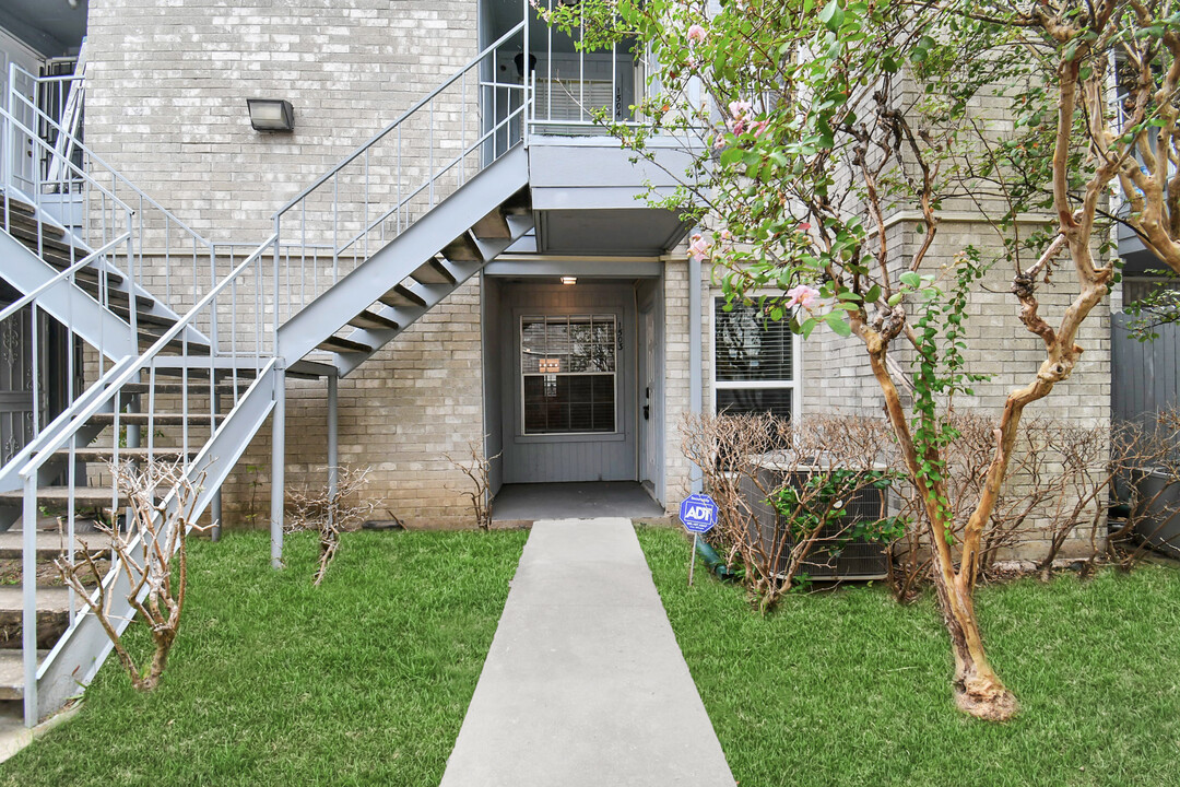 7400 Bellerive Dr in Houston, TX - Building Photo