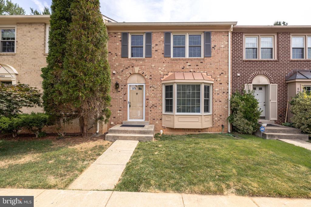 5607 Castlebury Ct in Burke, VA - Building Photo