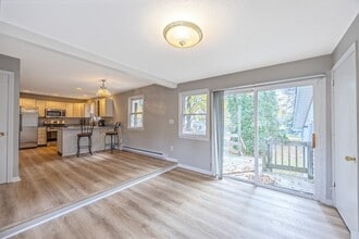 26 Summit St in South Hadley, MA - Building Photo - Building Photo