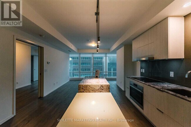 1 Bloor St E in Toronto, ON - Building Photo - Building Photo