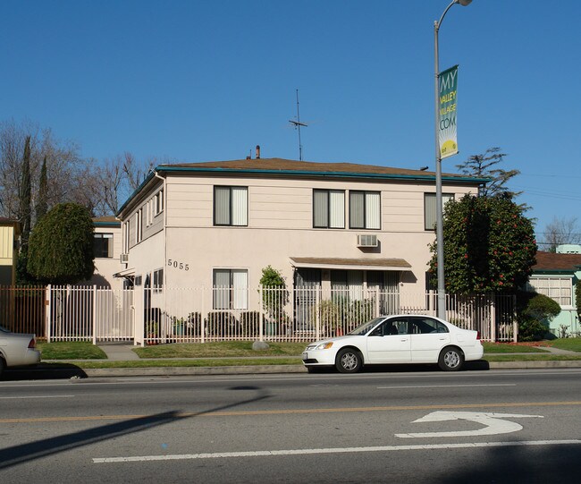 5055 Laurel Canyon Blvd in Valley Village, CA - Foto de edificio - Building Photo