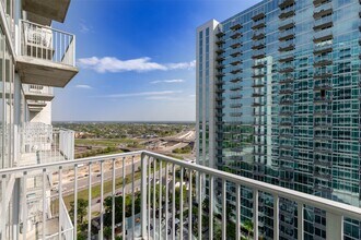 5925 Almeda Rd in Houston, TX - Building Photo - Building Photo